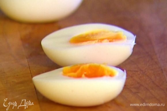 Сваренные яйца почистить и разрезать вдоль пополам.