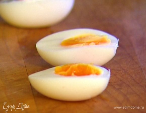 Сваренные яйца почистить и разрезать вдоль пополам. 