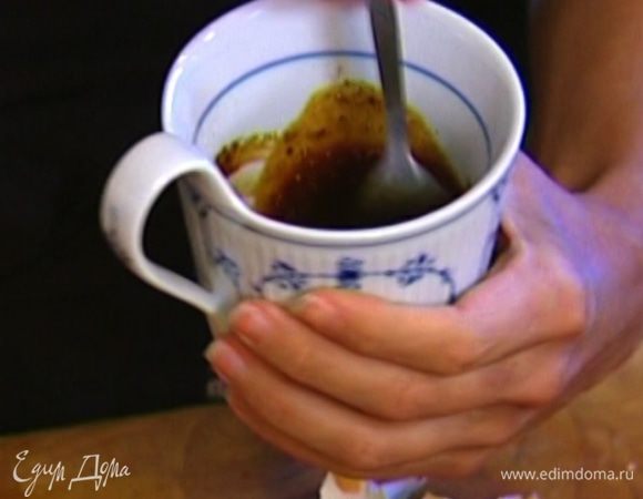 Влить чуть-чуть кипятка и все перемешать. 