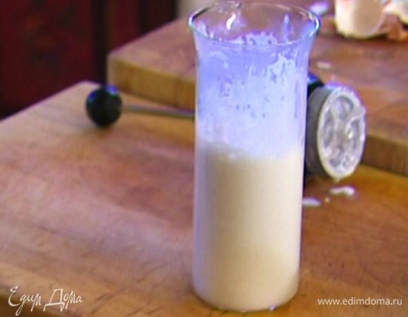 Молоко взбить в пену.