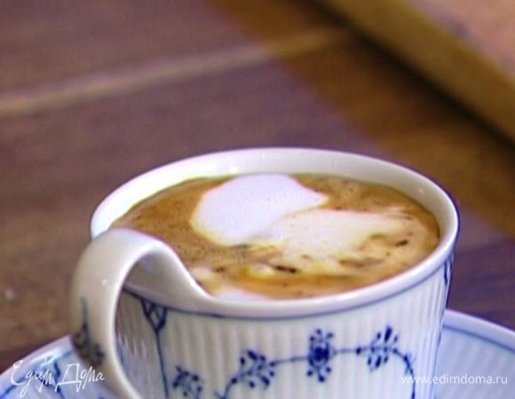 Долить в чашку кипяток на 2/3 объема, сверху добавить взбитое молоко.
 
