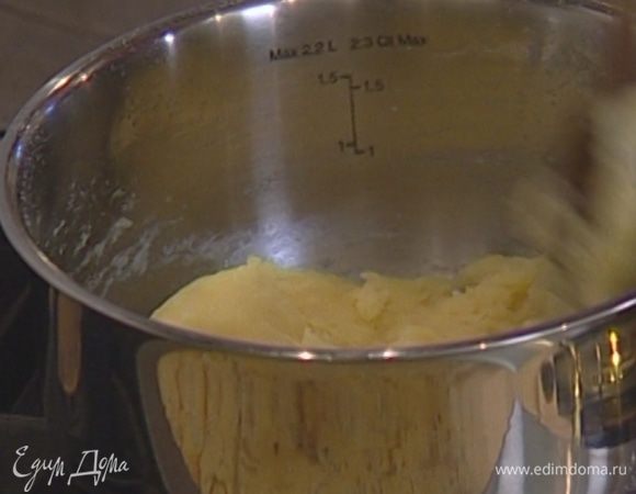 Муку небольшими порциями всыпать в воду с маслом и вымешивать деревянной ложкой. 