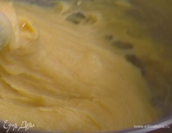 Получившуюся массу немного охладить и, непрерывно перемешивая, по одному ввести яйца — должно получиться гладкое, однородное тесто. 