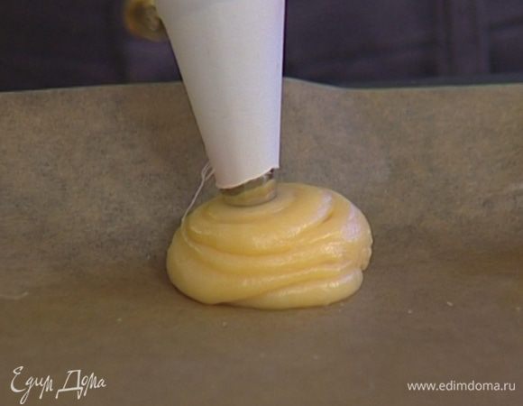 Противень выстелить бумагой для выпечки.