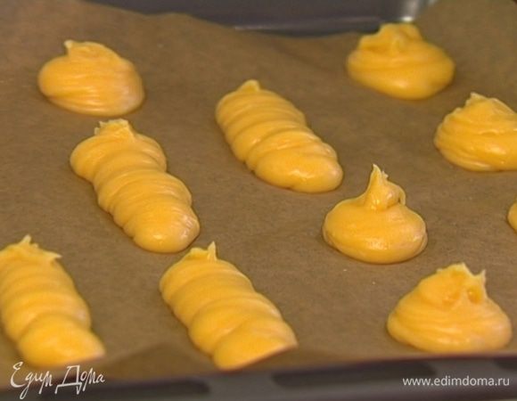 Наполнить тестом кондитерский мешок и на расстоянии друг от друга выдавливать на бумагу небольшие эклеры. 