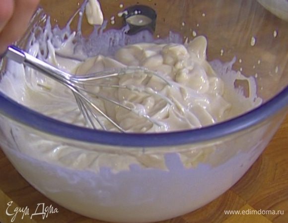 Сливки с сахарной пудрой взбить в крепкую пену.