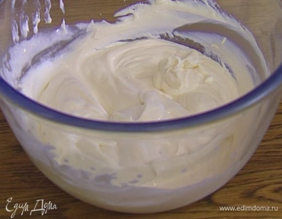 Приготовить крем: кленовый сироп перемешать с творогом, добавить к сливкам, вымешать все вместе ложкой и отправить в холодильник. 