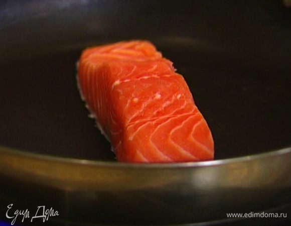 Разогреть сухую сковороду, выложить на нее семгу кожей вниз и готовить, пока нижняя часть рыбы не посветлеет, затем отправить сковороду в духовку на 5–7 минут.