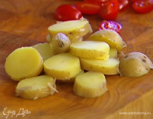 Картофель отварить до готовности и нарезать кружками вместе с кожурой.