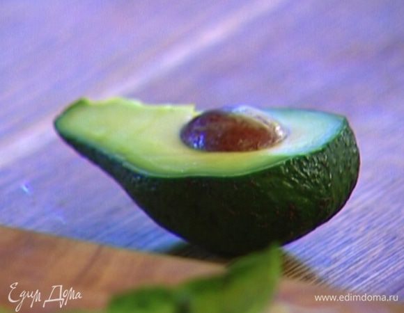 Авокадо почистить, удалить косточку, мякоть нарезать длинными полосками. 