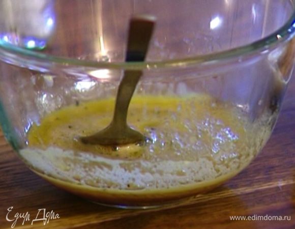 Приготовить заправку: в яблочный сок влить оливковое масло, добавить бальзамический уксус, посолить, поперчить и перемешать.