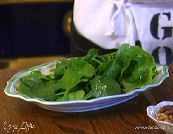 Листья салата уложить на большое блюдо и немного полить яблочной заправкой. 