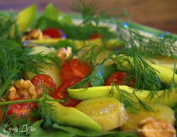 Сверху слоями разложить картофель, помидоры черри, авокадо, слегка сбрызгивая каждый слой заправкой, в конце посыпать грецкими орехами и украсить веточками укропа.