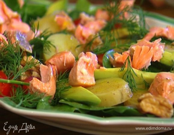 Запеченную рыбу разобрать на небольшие кусочки, выложить на салат и полить оставшейся заправкой.