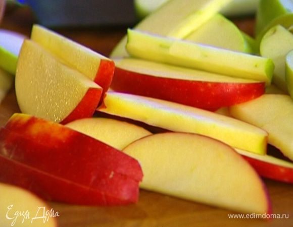 Яблоки, удалив сердцевину, нарезать ломтиками.