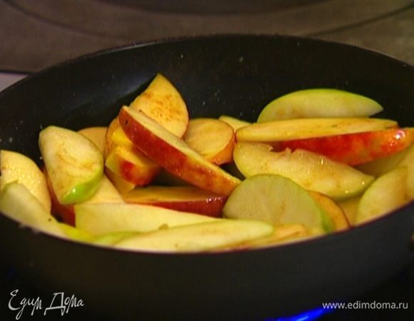 Когда яблоки станут мягче, добавить мед, перемешать. Затем посыпать корицей и еще раз перемешать.