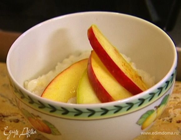 Готовую кашу выложить в тарелки, а сверху — карамелизированные яблоки.