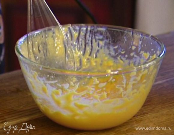 Приготовить заправку: желток комнатной температуры соединить с чесноком и, взбивая миксером, по капле вливать оливковое масло.