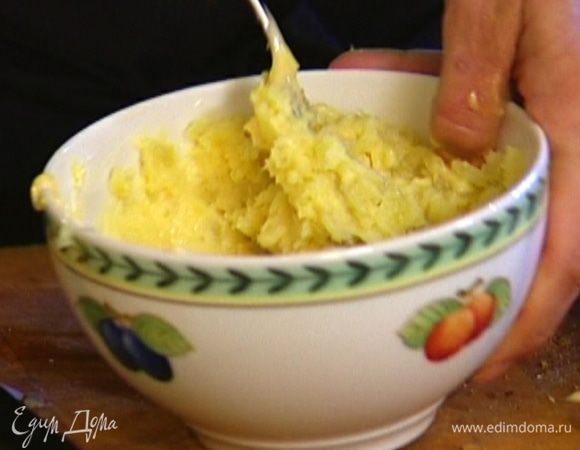 Отваренный картофель почистить и растереть вилкой в пюре, добавить немного яично-масляной смеси, вымешать, затем ввести оставшуюся яичную смесь и все перемешать.