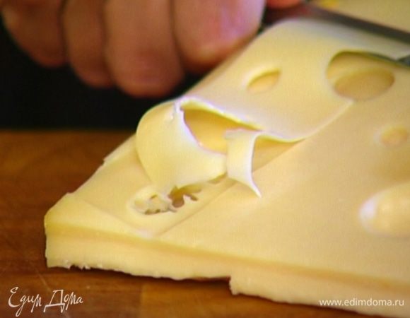 Сыр и малосольный огурец нарезать тонкими полосками (можно это сделать картофелечисткой).