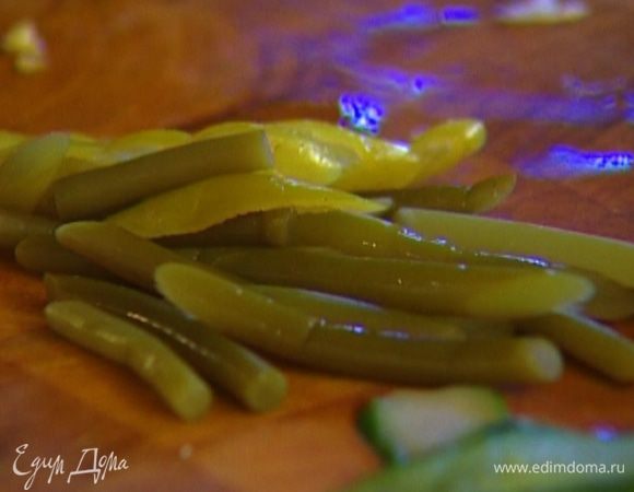 Черемшу и маринованный перец порезать.