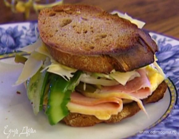 Хлеб смазать картофельно-яичной заправкой, положить на каждый кусок пару ломтиков ветчины, перец, черемшу, капусту, нарезанный огурец и сыр.