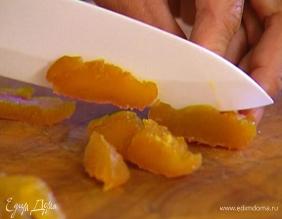 Сухофрукты мелко нарезать. 