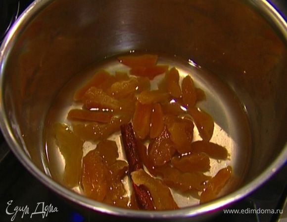 Сухофрукты и палочку корицы выложить в небольшую кастрюлю, залить водой и сварить компот (он должен уменьшиться в объеме). 