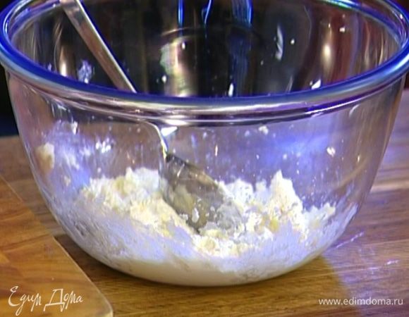 Творог взбить блендером.