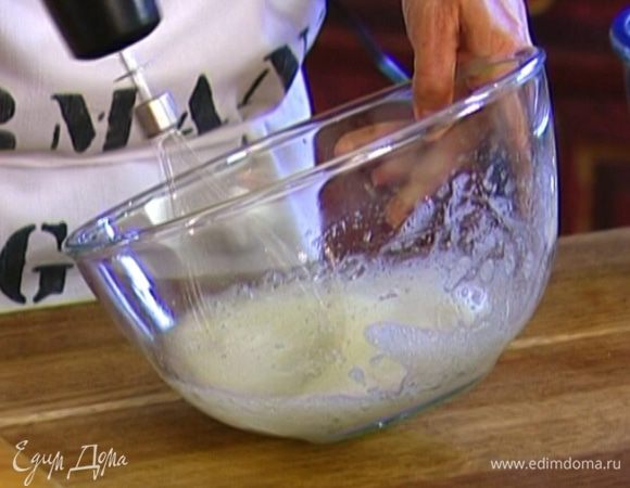 Предварительно охлажденные белки посолить и взбить миксером в крепкую пену.
