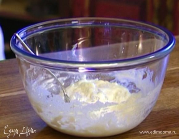 Творог добавить к белкам и все перемешать.