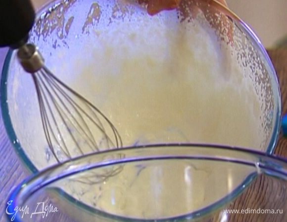 Сливки взбить миксером. Как только они начнут густеть, всыпать сахарную пудру и продолжать взбивать. 