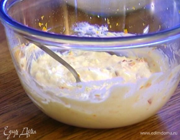 Соединить взбитые сливки с творожно-белковой массой, добавить апельсиновую цедру и перемешать.