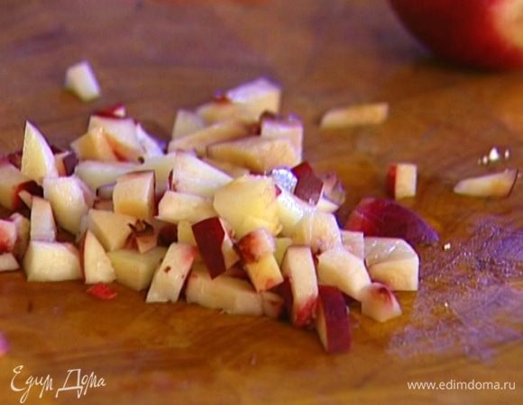 Половинку нектарина нарезать небольшими кубиками, выложить в творожную массу (несколько кусочков оставить) и еще раз перемешать.