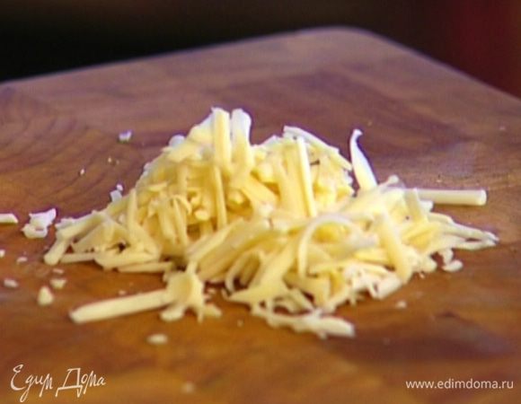 Сыр натереть на крупной терке.