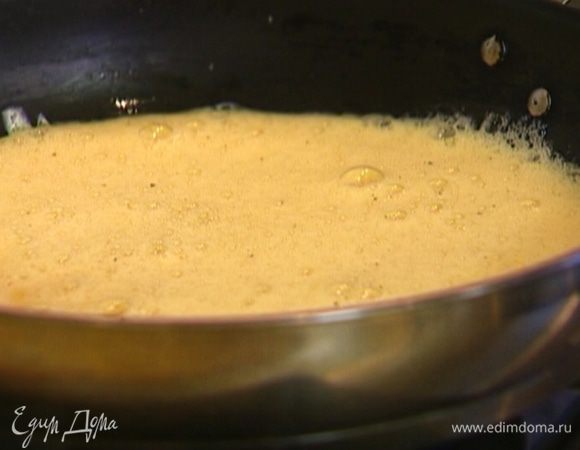 Разогреть в сковороде оливковое масло и вылить в нее взбитые яйца. 