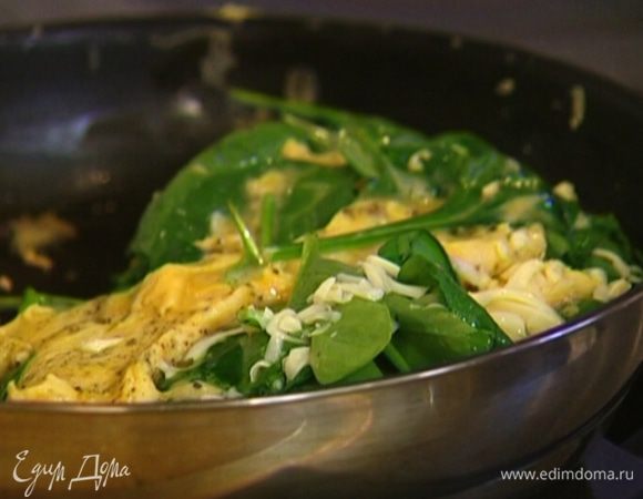 Приподнять один край омлета и накрыть им другую половину. Закрыть крышкой и готовить еще 2 минуты.

