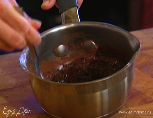 Добавить 50 мл горячей воды и все перемешать.