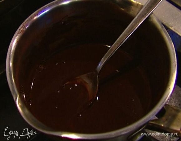 Влить еще 150 мл горячей воды, добавить мускатный орех, поставить на огонь и слегка уварить.