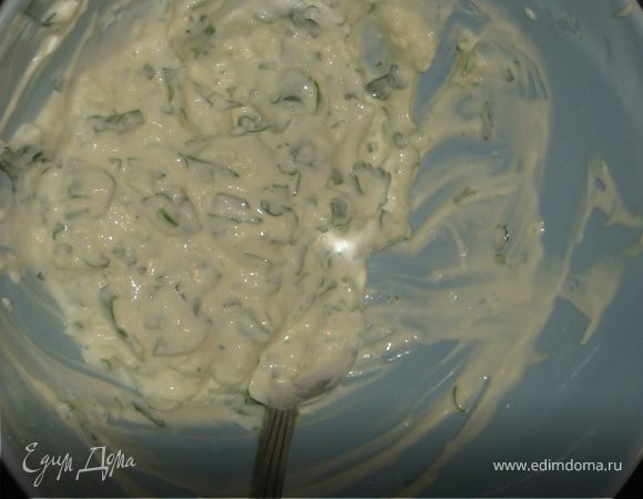 Приготовим соус) я это делаю заранее,чтобы не суетиться, когда уже жариться блинчик! 
Чеснок пропустить через чеснокодавку, добавить мелко нарезанную петрушку и перемешать в майонезом.
(на фото соуса уже половина :) )
