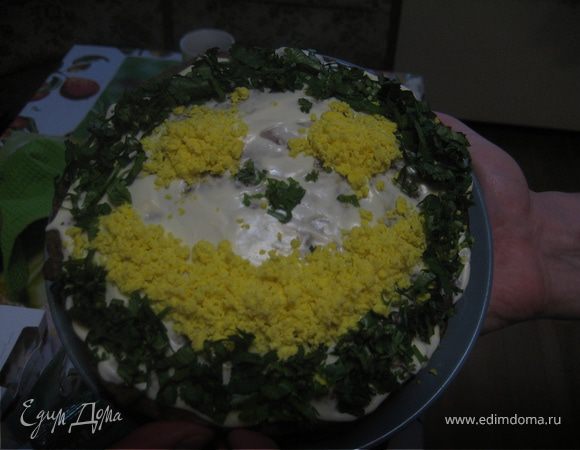 Шаг последний-заключительный :)
промазываем наши коржики - блинчики соусом. Немного придавливаем каждый слой сверху,чтобы тортик не разваливался и был плотным. Верхний коржик я слегка помазала майонезом, и украсила зеленью и желтком. 
Тортик должен постоять в холодильнике часа 2, чтобы успеть пропитаться! Ну, а ваша задача не подпустить за это время мужа к холодильнику :) 
Приятного аппетита!