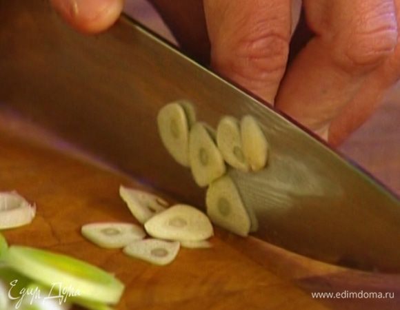 Чеснок почистить и мелко порубить.