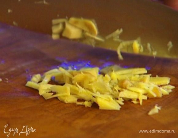 Имбирь почистить, порубить и выложить к курице. 