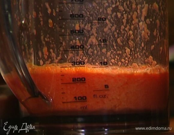 Все ингредиенты пропустить через соковыжималку.