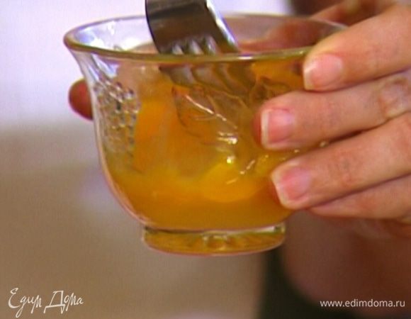 Яйцо разбить в чашку и перемешать вилкой.