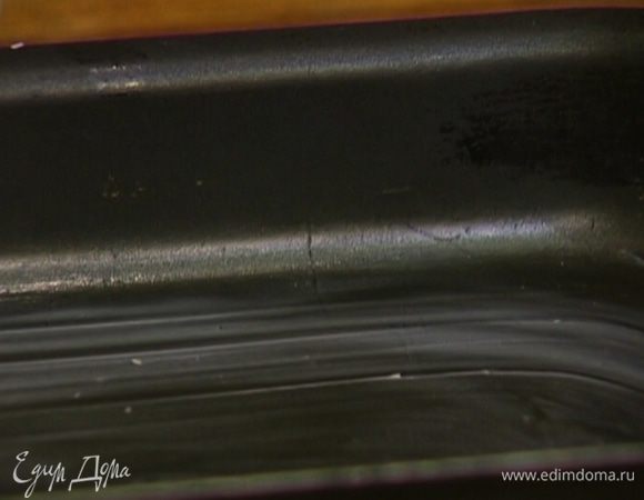 Противень смазать сливочным маслом.