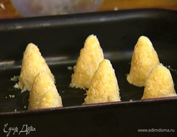 Сформировать из кокосовой смеси башенки (можно использовать для этого рюмку), выложить их на противень и выпекать в разогретой духовке 10 минут.