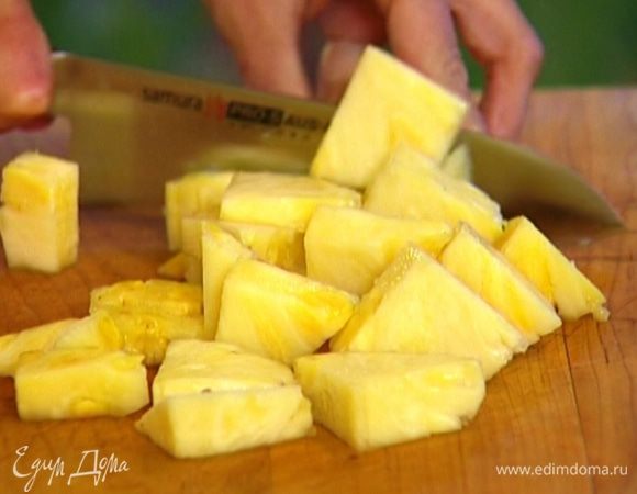 Ананас почистить и, удалив грубую сердцевину, нарезать на небольшие кусочки.