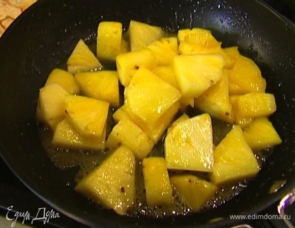 Приготовить фламбе: разогреть в сковороде оставшееся сливочное масло, выложить кусочки ананаса, посыпать их сахарной пудрой и дать закарамелизироваться, затем влить коньяк, поджечь его и фламбировать ананасы 1–2 минуты.