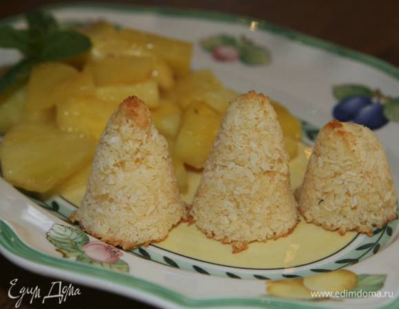 Подавать кокосовое печенье с ананасами фламбе.